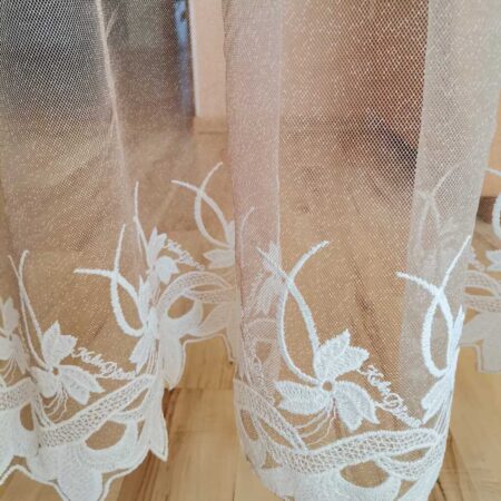 Dienas aizkaru tīkliņš ar izšuvumu