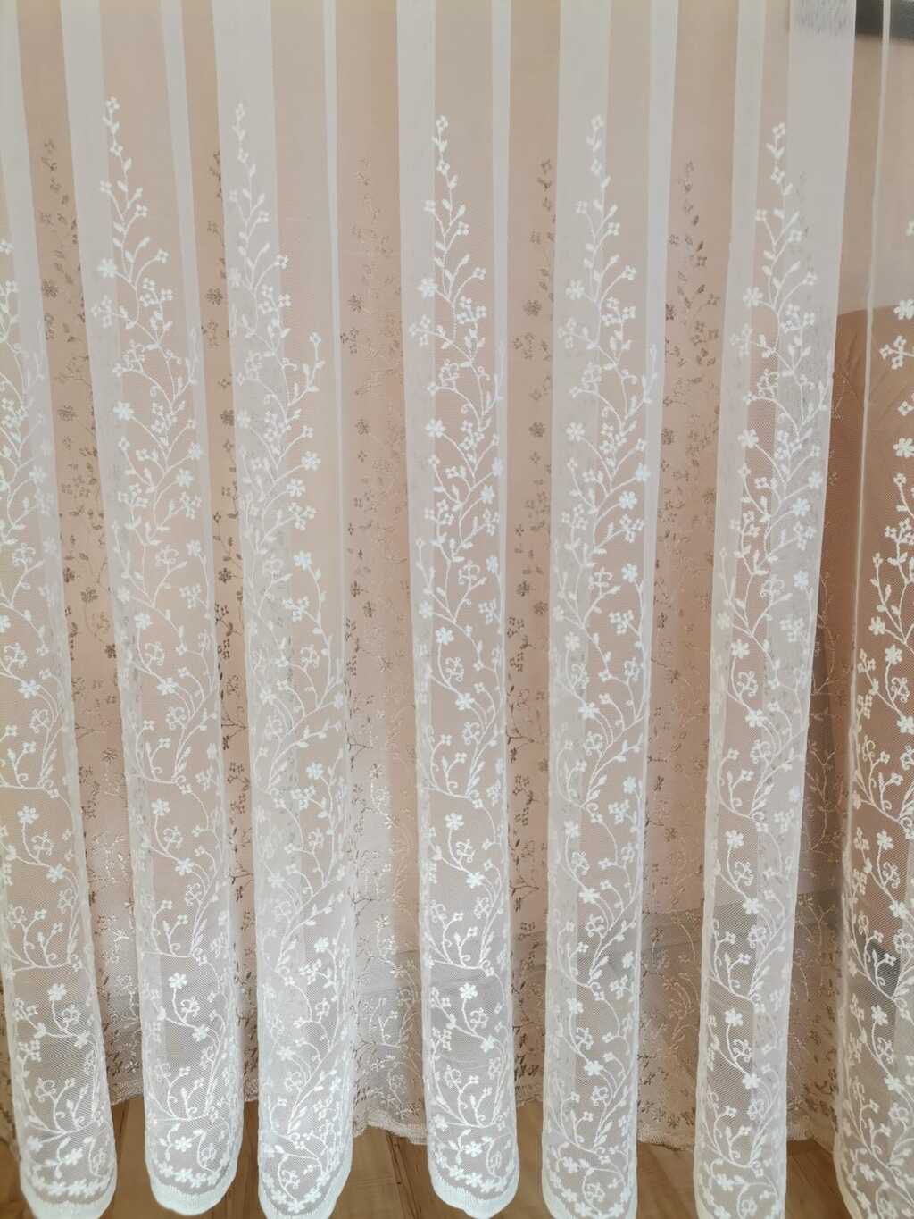 Dienas aizkaru tīkliņš ar izšuvumu