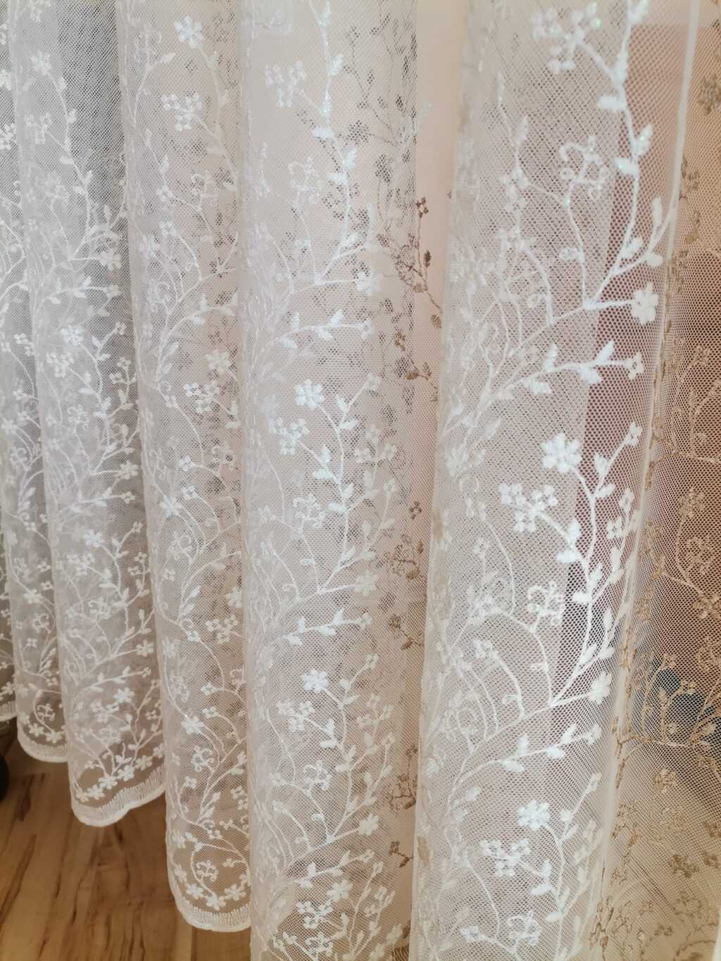 Dienas aizkaru tīkliņš ar izšuvumu