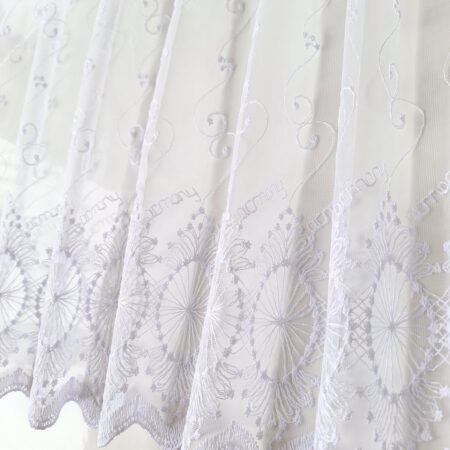 Balts aizkars ar izšuvumu 180x370