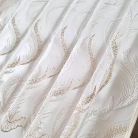 Krēmkrāsas aizkars ar zelta izšuvumu 370x180