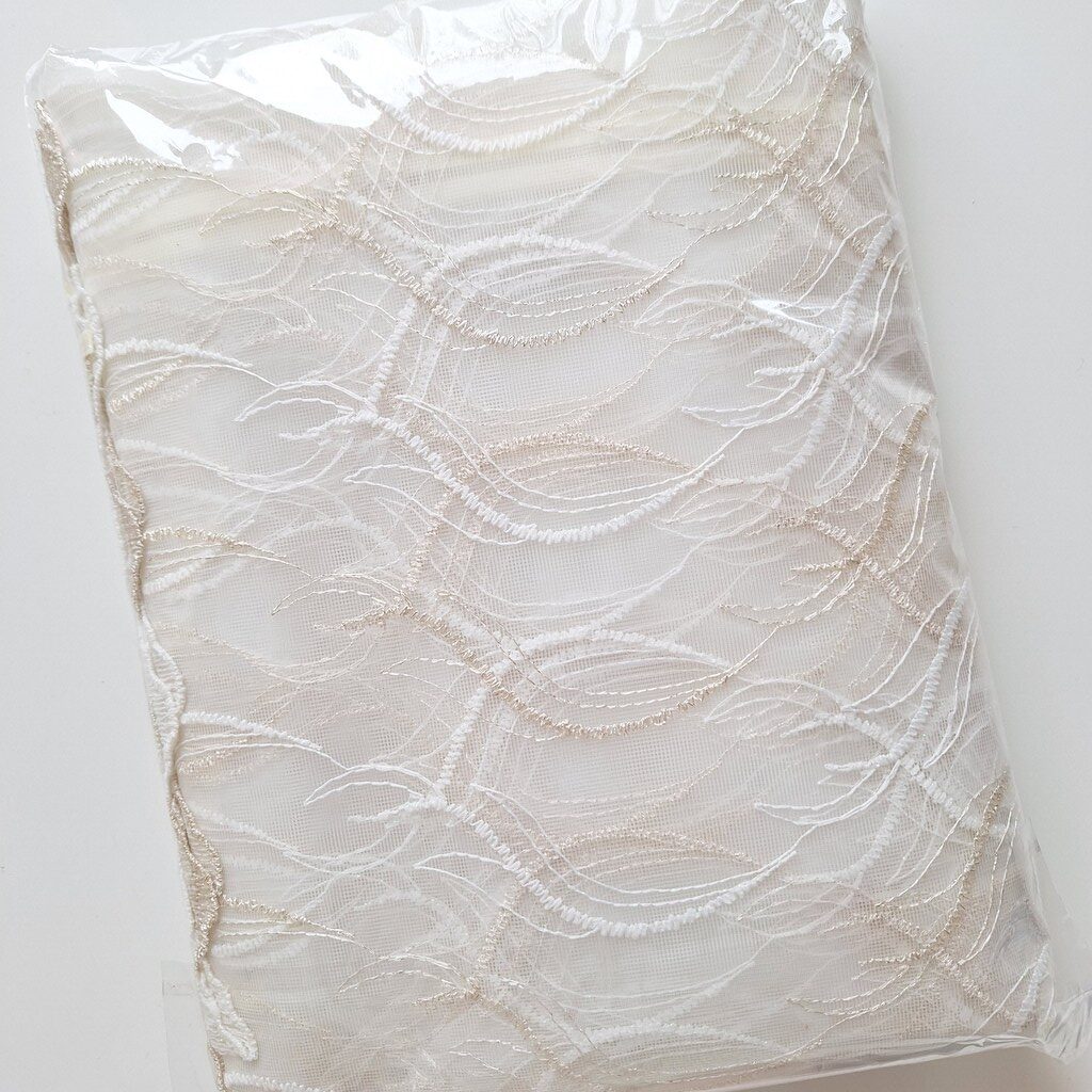 Krēmkrāsas aizkars ar zelta izšuvumu 370x180 - iepakojums