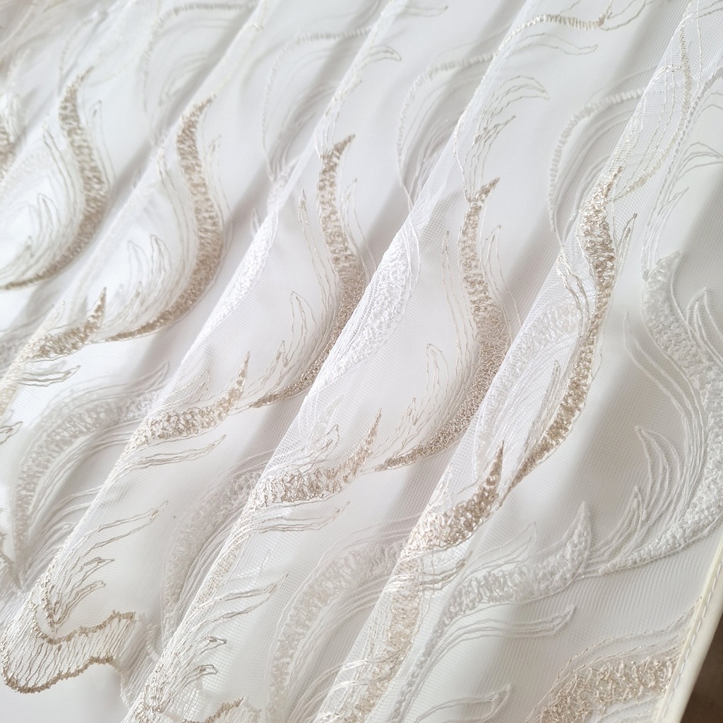 Krēmkrāsas aizkars ar zelta izšuvumu 370x180