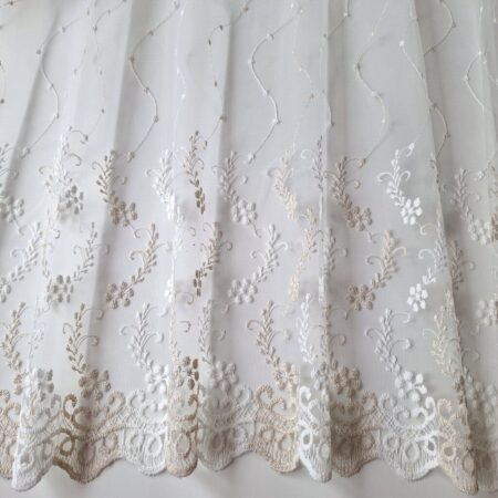 Tilla aizkari ar smalku baltu un zeltainu ziedu izšuvumu