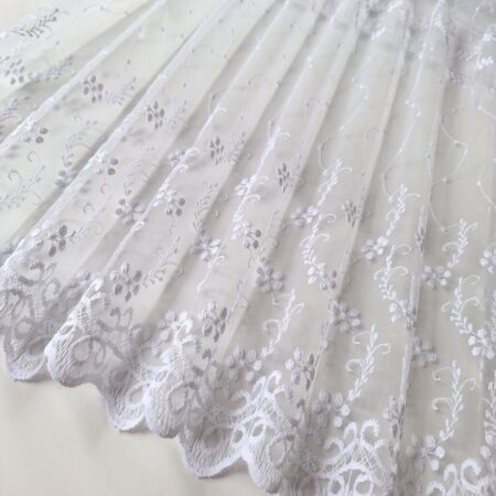 Tilla ar smalku izšuvumu viļņu rakstā un ziedu motīviem - krokas