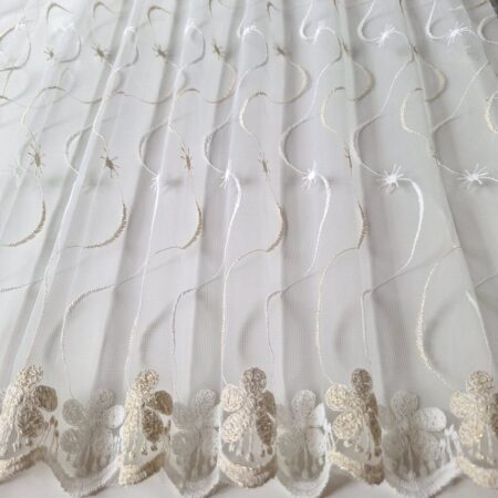 Tilla aizkari ar baltu un zeltainu izšuvumu viļņu un ziedu rakstā