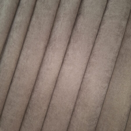 Brūni samta nakts aizkari auduma tuvplāns ar bagātīgām krokām